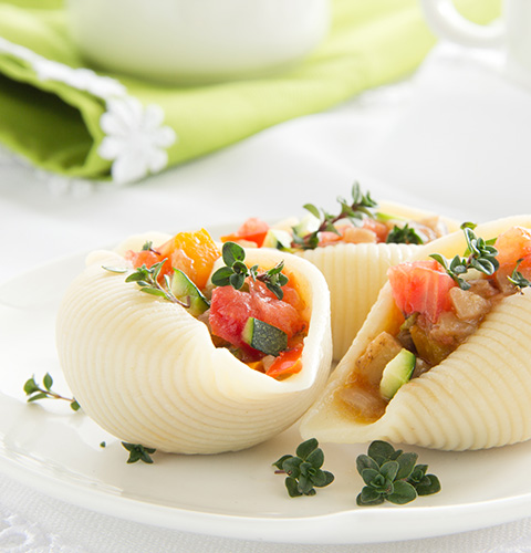 Лумакони с овощной начинкой
