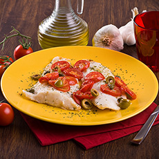 Рыба-черт, запеченная с черри и оливками