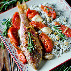 Барабулька, запеченная с чесноком и розмарином