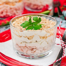 Салат-коктейль из курицы и яблока