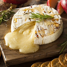 Запеченный бри с медом и розмарином